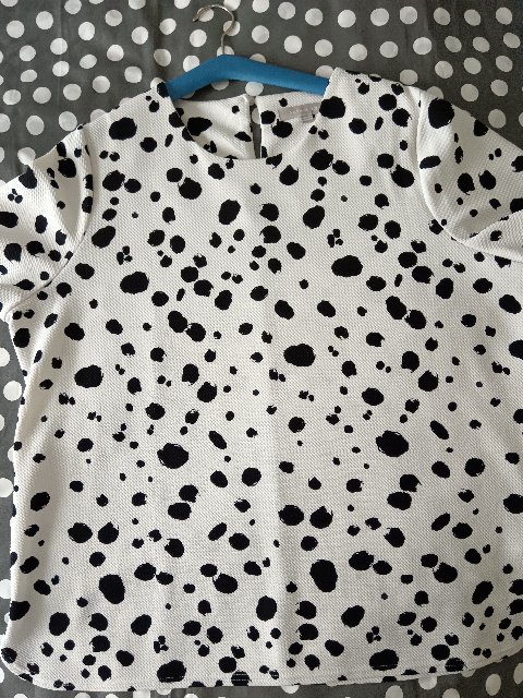 BÍLÝ-PUNTÍKATÝ -TOPÍK-VELIKOSTI 50 !!!!!!!!!!!!!!!!