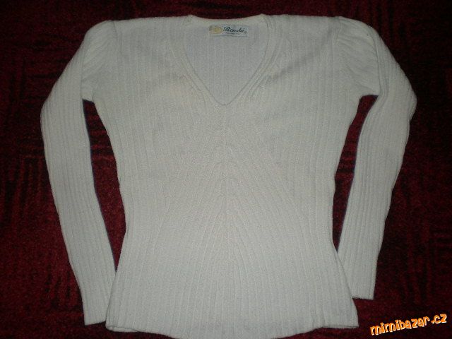Bílý pružný svetřík