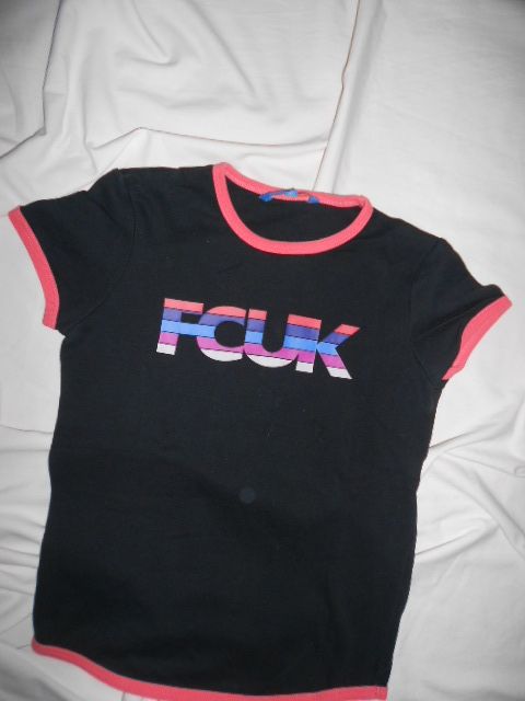 SUPER ZNAČKOVÉ ČERNÉ TRIČKO FCUK