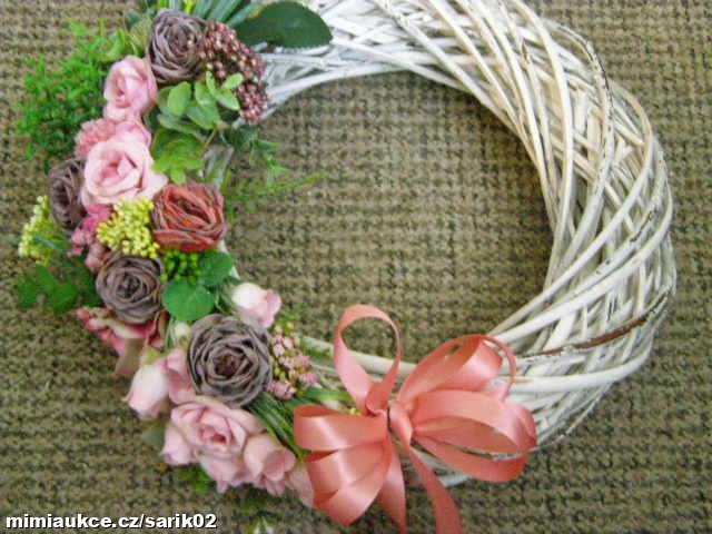 VĚNEC  S UMĚLÝMI KVĚTINAMI